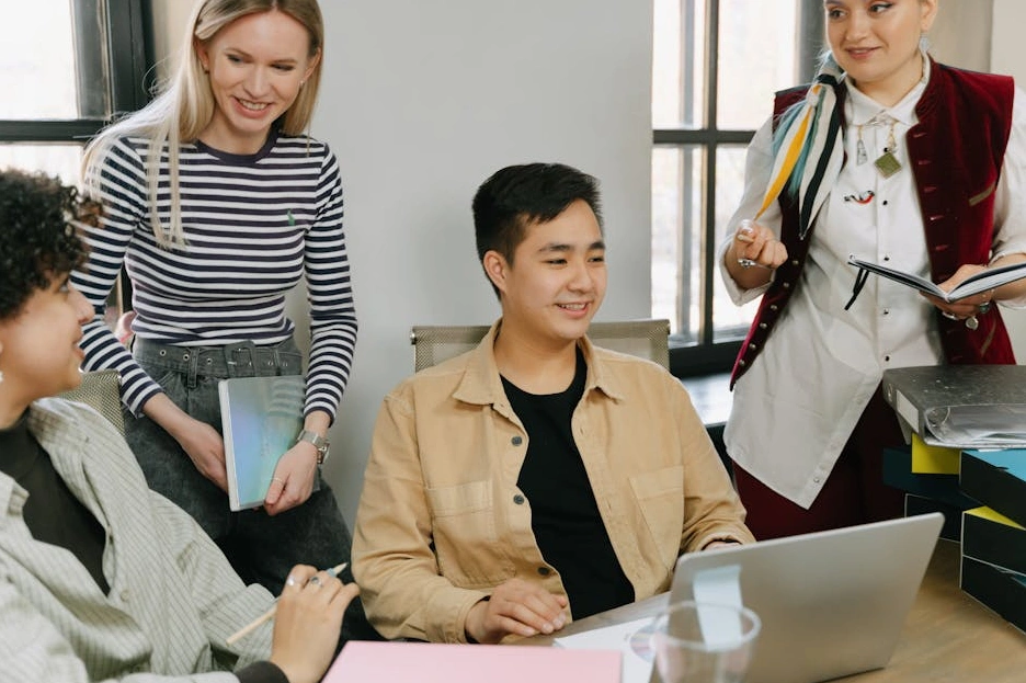 Un team di professionisti che discute strategie di leadership in un moderno ufficio.